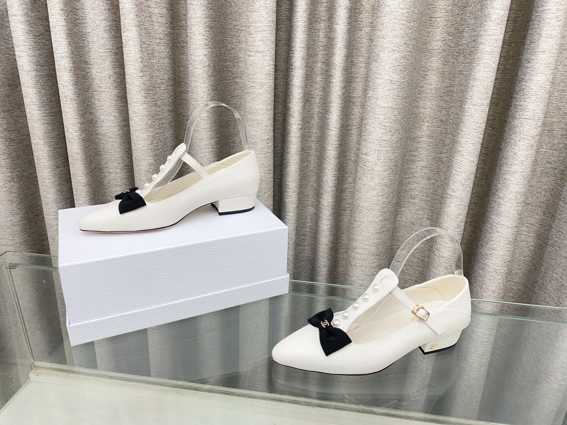 👟👟Ex-factory price 620👟👟 25Ss new spring and summer Chanel small fragrant pearl bow Mary Jane shoes. The cute bow decoration is playful and elegant ~ the upper is decorated with pearls, full of exquisiteness, and you can walk properly and beautifully! It's 100% sweet and so beautiful that you can't take your eyes away. It's comfortable and not tiring for your feet. It lengthens your leg lines! Have beauty and wear it with your own style and attitude! Upper: Lambskin Lining: Lambskin lining Sole: Italian genuine leather sole Size: 35-39 (40, 41 customizations are not returnable)